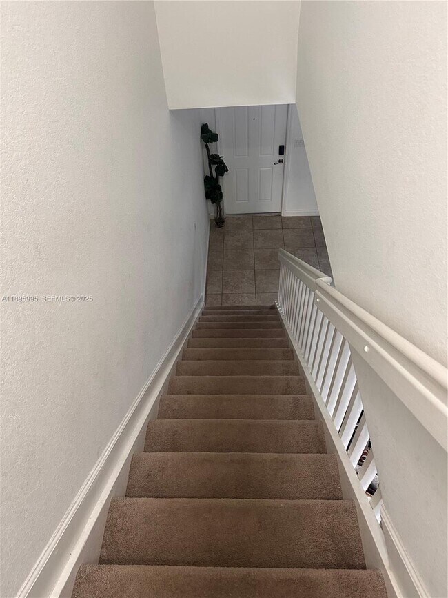 8867 W 35th Way in Hialeah Gardens, FL - Building Photo - Building Photo