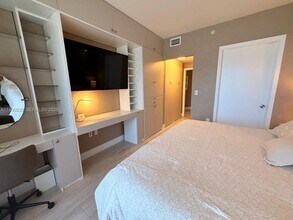 45 SW 9th St, Unit 1401 in Miami, FL - Building Photo - Building Photo