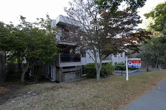 Broadhill Manor in Vancouver, BC - Building Photo - Building Photo