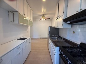 25-12 14th Pl in Queens, NY - Building Photo