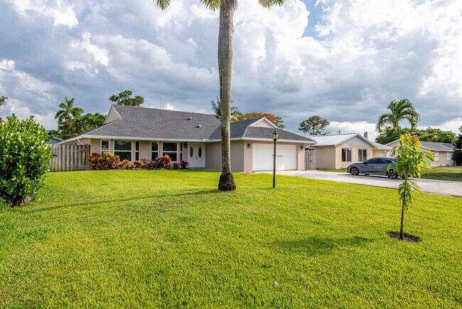 5290 Pine Tree Dr in Delray Beach, FL - Building Photo - Building Photo