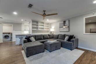 6031 McKnight St in Houston, TX - Foto de edificio - Building Photo