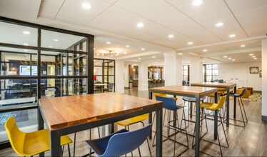 1780 Broadway St, Unit APARTMENT 209-A in Ann Arbor, MI - Foto de edificio - Building Photo