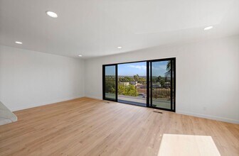 4887 Randall St in San Diego, CA - Foto de edificio - Building Photo