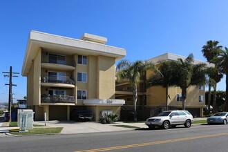 Beach Club Apartments in San Diego, CA - Foto de edificio - Building Photo
