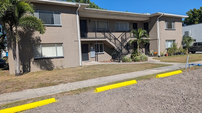 Tropical Breeze Apartments in St. Petersburg, FL - Building Photo - Building Photo