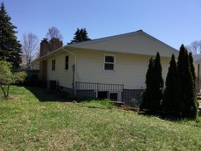 565 E Chadwick Dr-Unit -4-badrooms, 2-bath in Muskegon, MI - Building Photo - Building Photo