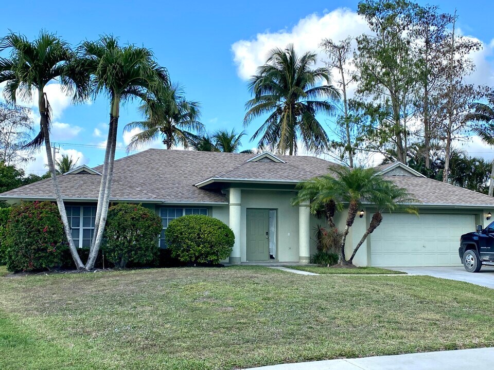 1094 Raintree Ln in Wellington, FL - Building Photo