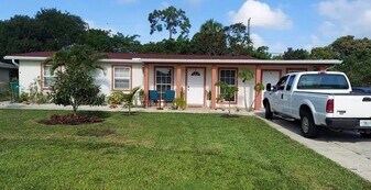 931 Coconut Cir W in Naples, FL - Building Photo