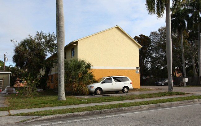 1927 Hill Ave in Ft. Myers, FL - Building Photo - Building Photo