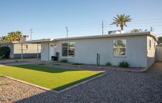 2205 W Cambridge Ave in Phoenix, AZ - Building Photo