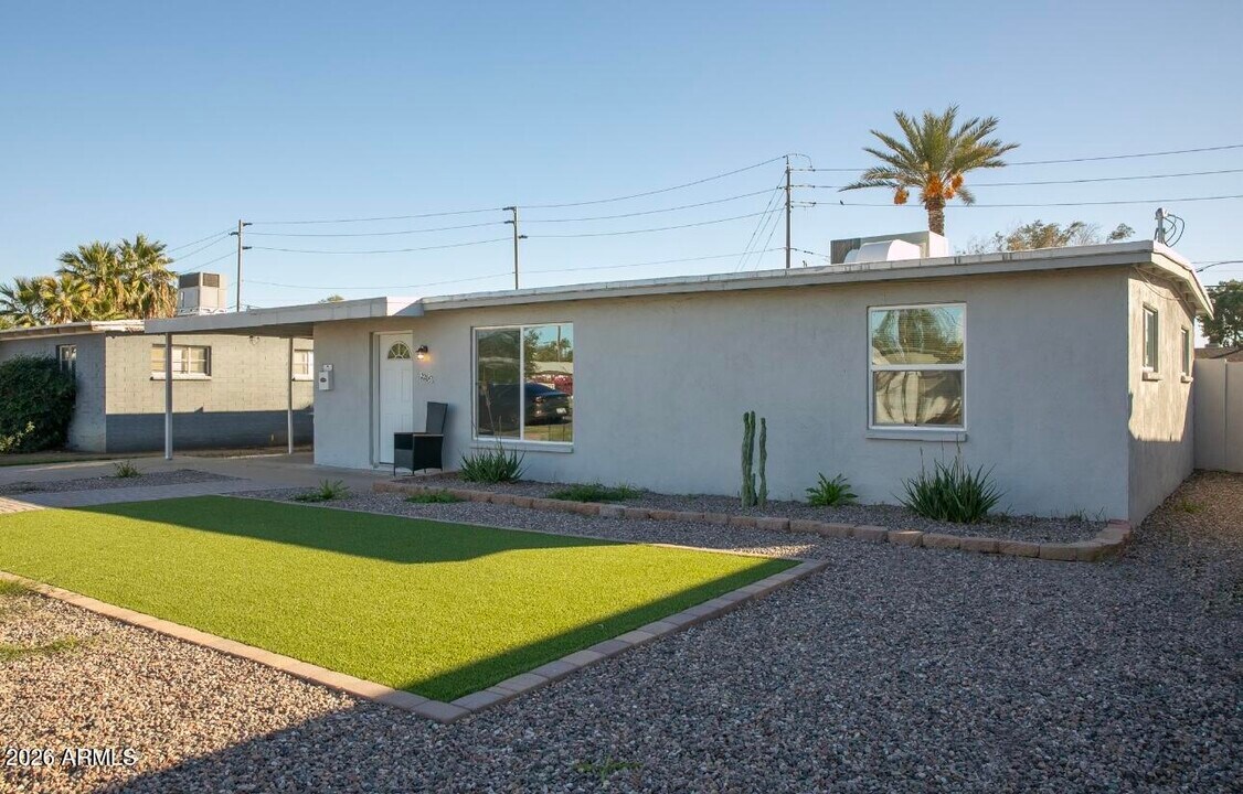 2205 W Cambridge Ave in Phoenix, AZ - Building Photo