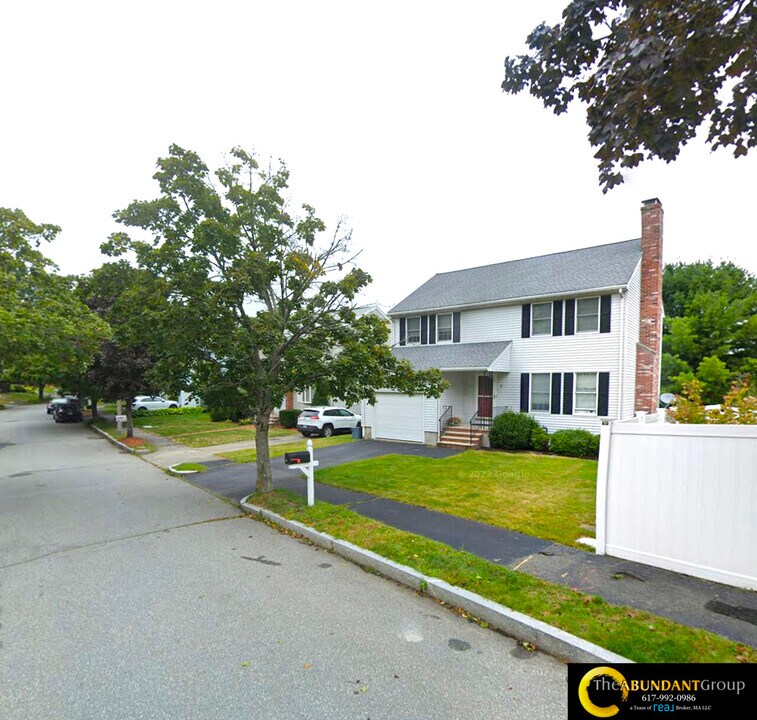 31 Helen St in Waltham, MA - Building Photo