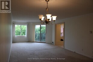 215 Scotland St in Fergus, ON - Building Photo