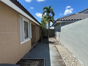 15043 Brighton Ln in Davie, FL - Building Photo - Building Photo