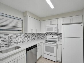 4205 N University Dr, Unit 108 in Sunrise, FL - Building Photo - Building Photo