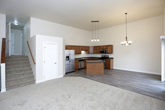 Triangle Townhomes - STUNNING UNITS! in Fargo, ND - Foto de edificio - Interior Photo