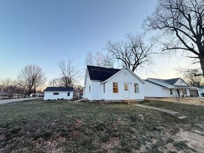 325 W Tyndall St in Aurora, MO - Building Photo - Building Photo