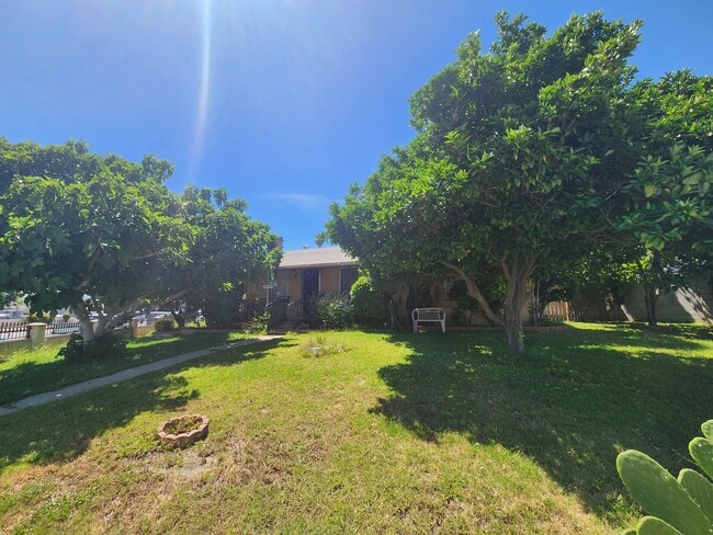 14345 Chase St in Panorama City, CA - Foto de edificio - Building Photo