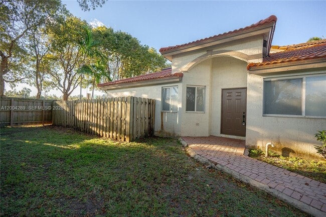 5000 NW 116th Ct in Doral, FL - Foto de edificio - Building Photo