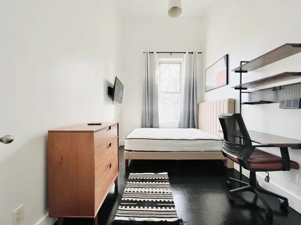 Furnished room/NOT APARTMENT in Brooklyn, NY - Building Photo