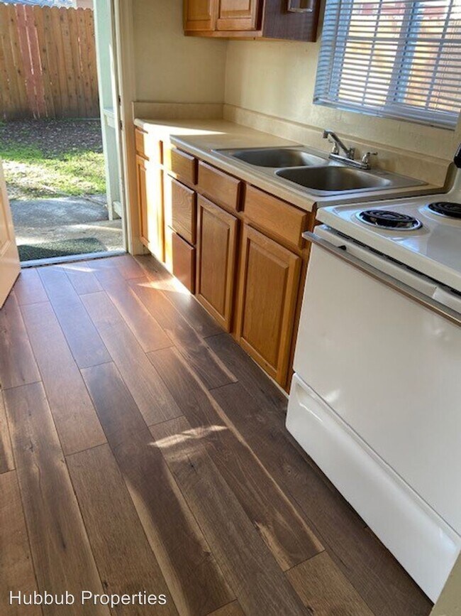2926 Favretto Ave in Redding, CA - Foto de edificio - Building Photo
