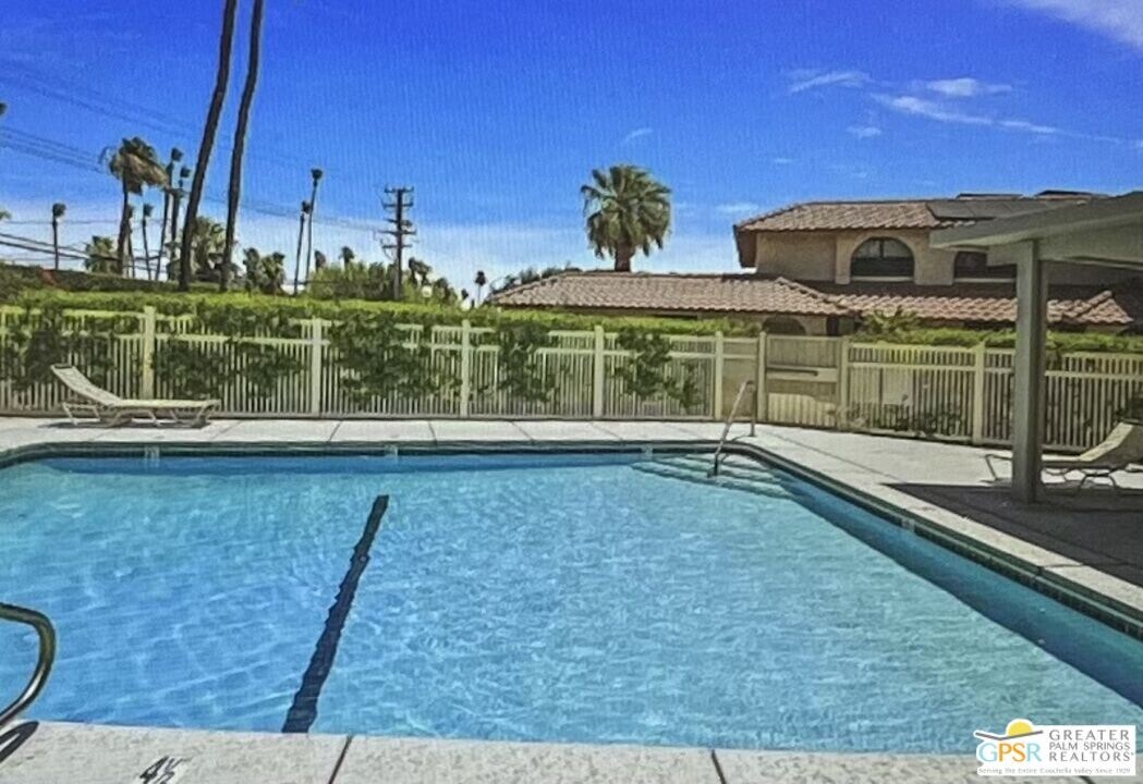 1816 N Mira Loma Way in Palm Springs, CA - Building Photo
