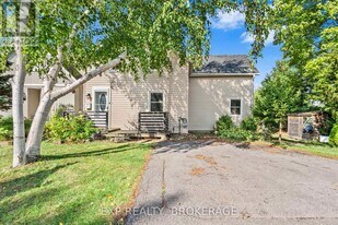 590 Queen St in Gananoque, ON - Building Photo