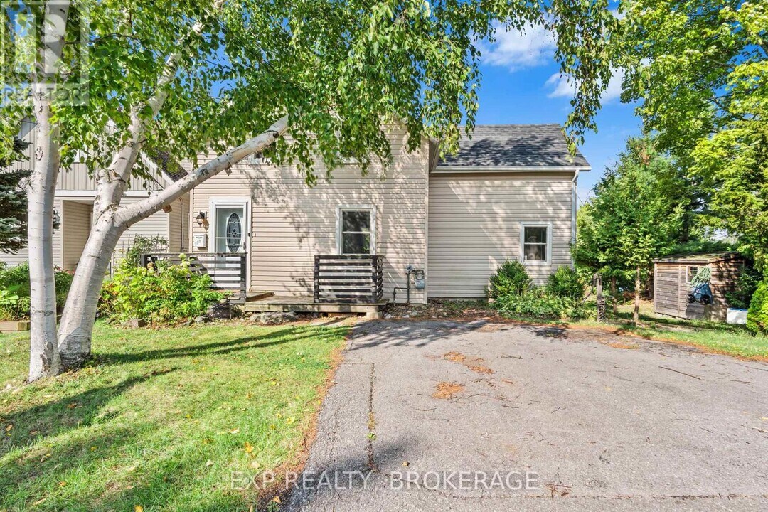 590 Queen St in Gananoque, ON - Building Photo