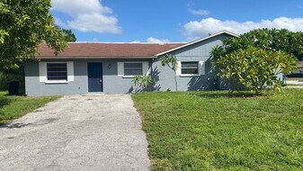 4520 68th St W in Bradenton, FL - Building Photo