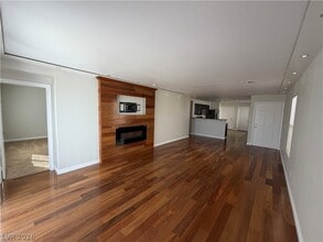 8817 Shady Pines Dr in Las Vegas, NV - Building Photo - Building Photo