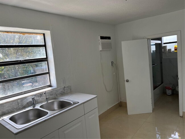 4826 Pembroke Rd, Unit 2 in Hollywood, FL - Building Photo - Building Photo