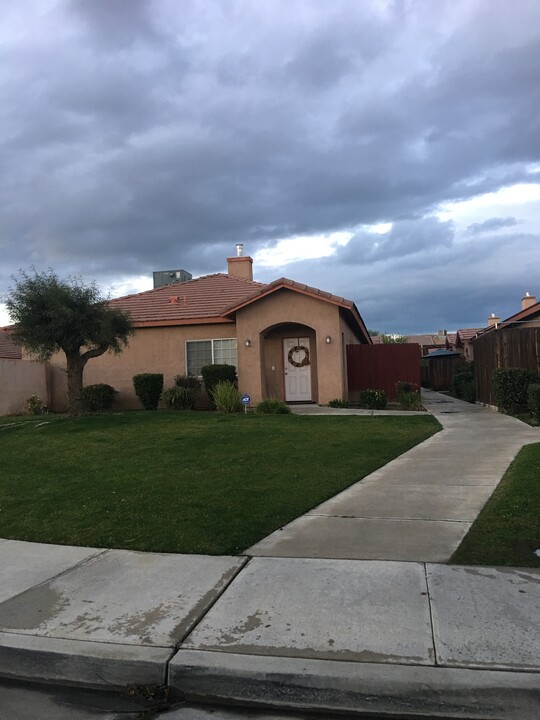 602 Yellow Meadow Ct, Unit A in Bakersfield, CA - Foto de edificio