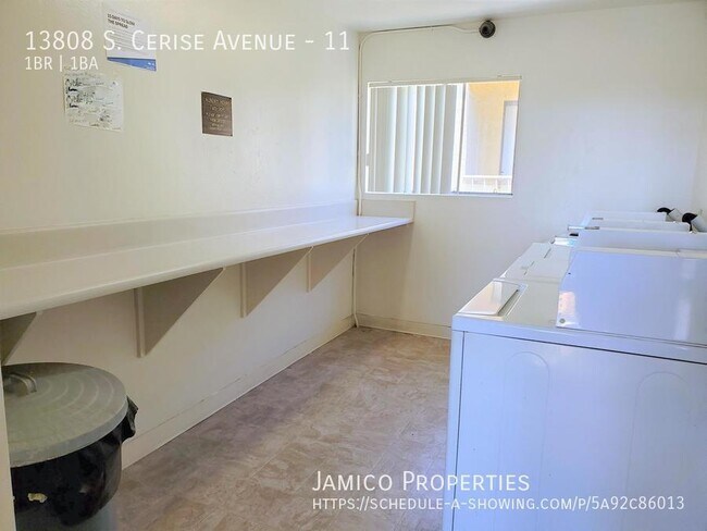 Sunshine Villa in Hawthorne, CA - Building Photo - Building Photo