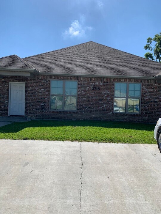 2715 Deaton St in Lake Charles, LA - Building Photo