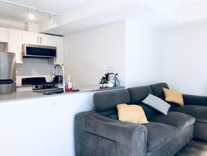 1534 Henshaw Ln in Vancouver, BC - Building Photo - Building Photo