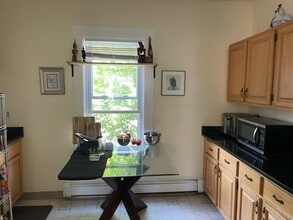 23 Walnut St, Unit 4 in Waltham, MA - Foto de edificio - Building Photo