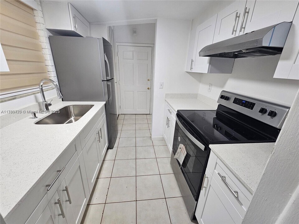 12500 NE 5th Ave in North Miami, FL - Building Photo