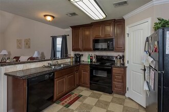 1708 Boardwalk Ct in College Station, TX - Foto de edificio - Building Photo