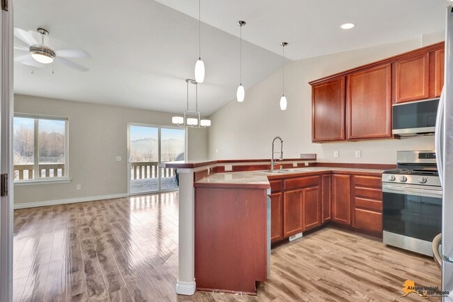 1584 Northbluff Dr in Anchorage, AK - Building Photo - Building Photo