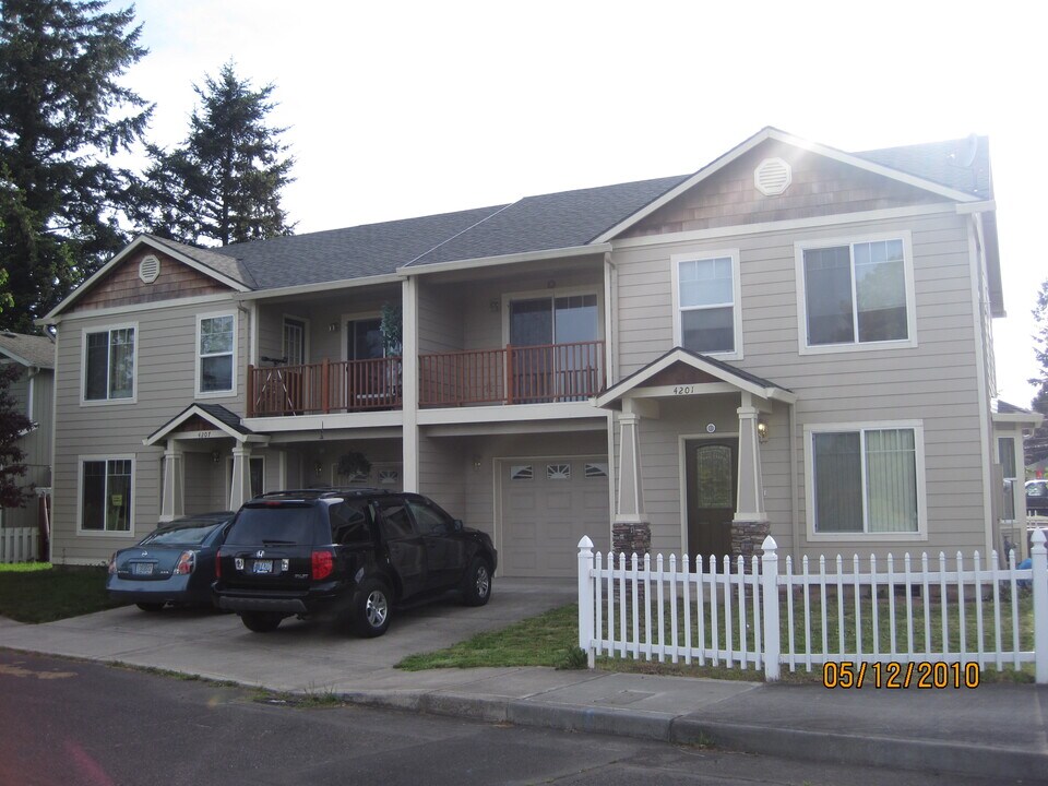 4201 SE 94th Ave in Portland, OR - Building Photo