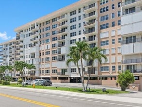 1150 Hillsboro Mile, Unit 312 in Hillsboro Beach, FL - Foto de edificio - Building Photo