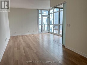 210 Simcoe St in Toronto, ON - Building Photo - Building Photo