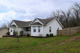 142 Lyle Curtis Cir in Waynesville, MO - Building Photo - Building Photo