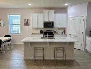 1620 Delphi Wy in New Smyrna Beach, FL - Foto de edificio - Building Photo