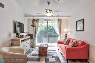 322 Villa Cir in Boynton Beach, FL - Building Photo