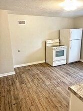 2002 Jefferson St, Unit Upper in Two Rivers, WI - Building Photo - Building Photo