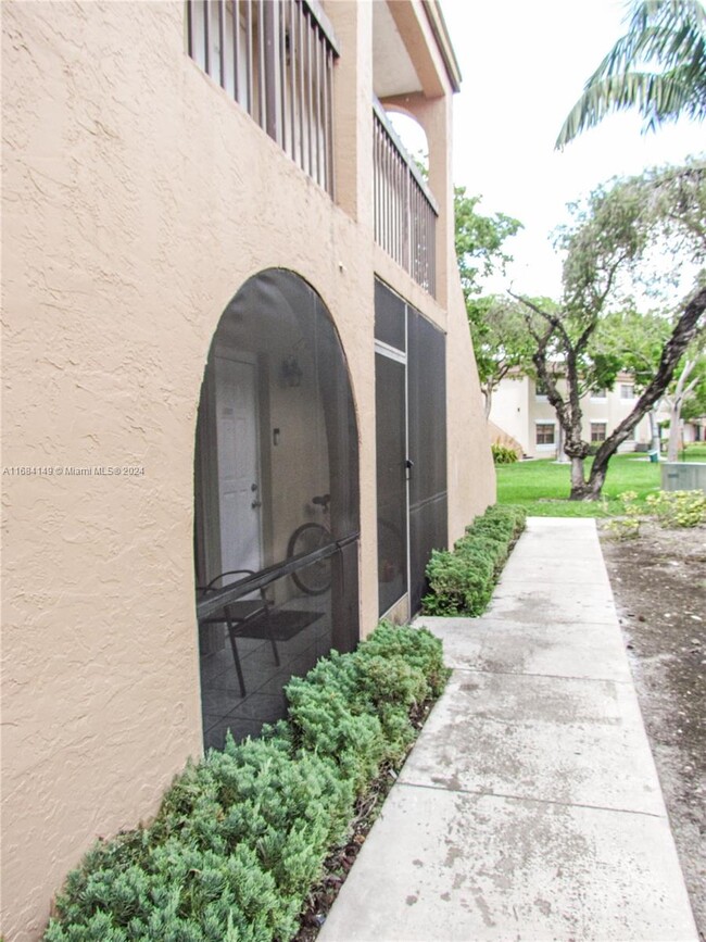 18250 Mediterranean Blvd in Miami Gardens, FL - Building Photo - Building Photo