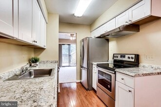 939 Barton Oaks Pl in Herndon, VA - Building Photo - Building Photo