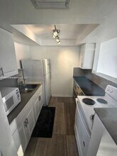 7360 SW 82nd St in Miami, FL - Foto de edificio - Building Photo
